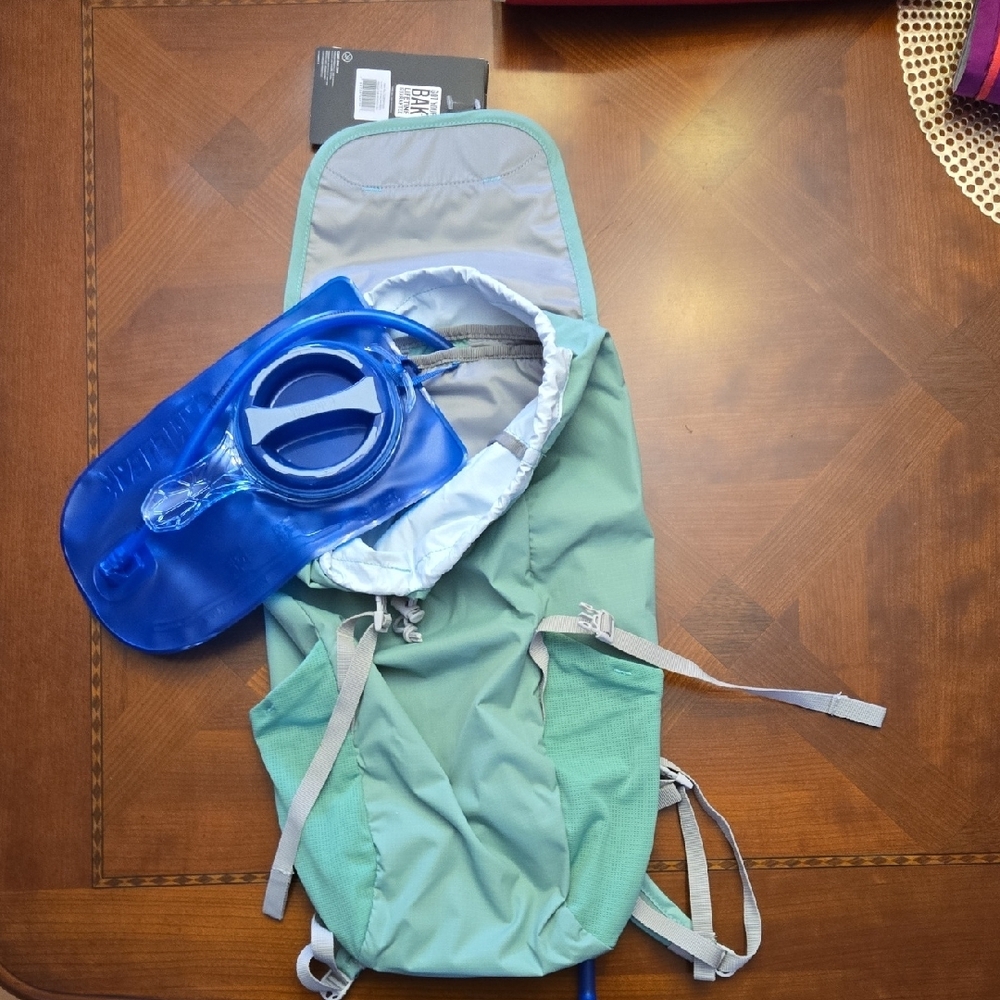 New CamelBak Seafoam Green and Gray Backpack - Picture 3 of 6